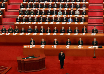 Chinese Premier Li Keqiang bows before delivering the work report at the opening session of the National People's Congress (NPC) at the Great Hall of the People in Beijing, China March 5, 2023. REUTERS/Thomas Peter